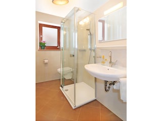 Badezimmer mit Dusche und WC