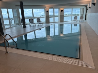 Kostenloses Schwimmbad im Nebengebäude