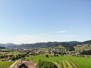 Ausblick über den Hof ins Tal