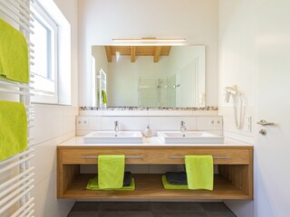 helles, modernes Bad mit bodenebener Dusche
