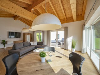 sonniger, heller und gemütlicher Wohn- und Essraum