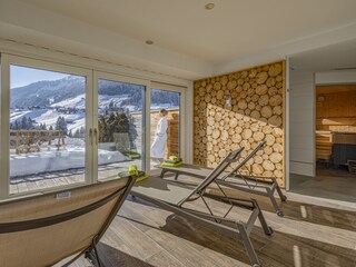 Wellnessbereich: Sauna und Ruheraum mit  Panoramablick