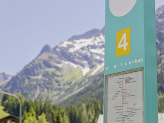 Bushaltestelle direkt unterhalb des Hauses