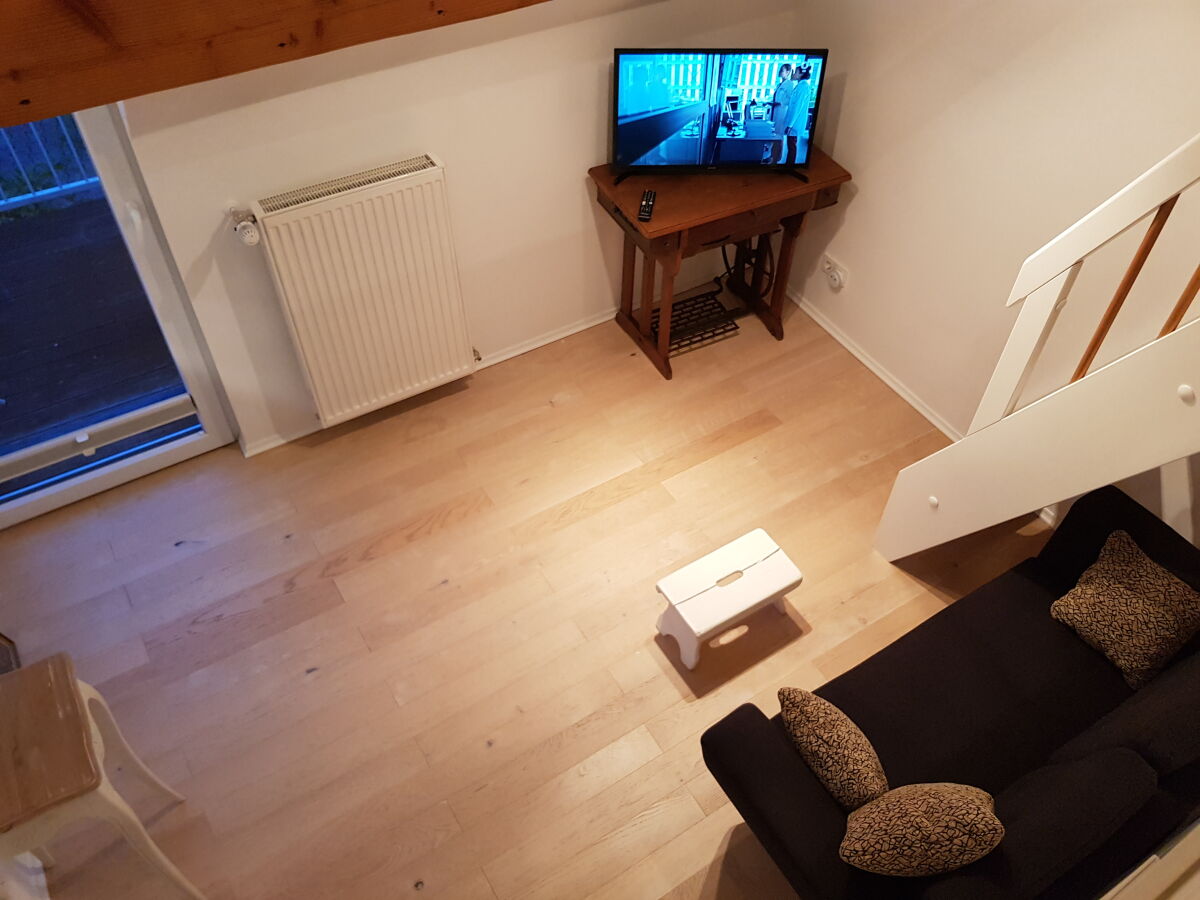 Fernsehzimmer mit Ausgang zum Balkon