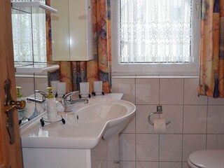 Obergeschoss, Waschbecken mit Spiegel, Dusche, WC
