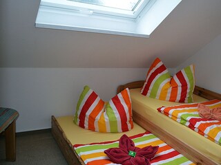Schlafzimmer zwei in der Obergeschoss-Wohnung.