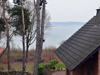 Blick aus der Obergeschoss-Wohnung auf die Müritz.