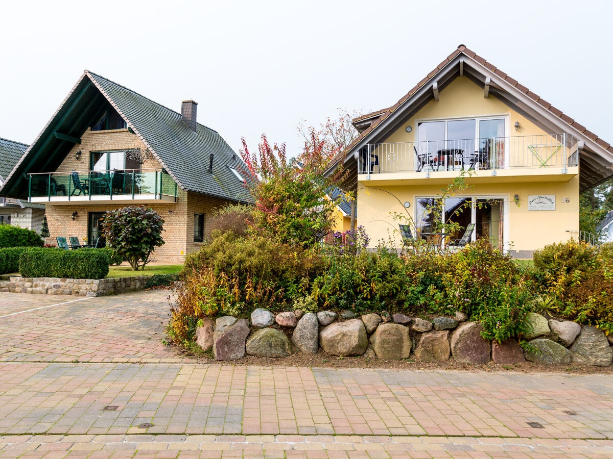 Strandhäuser direkt am Ufer der Müritz