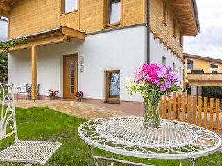 Eingang mit Garten - Schwimmteich und Carport