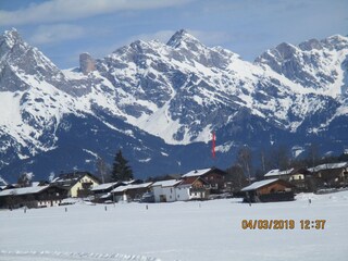 Chalet befindet sich vor dem Haus mit  Pfeil