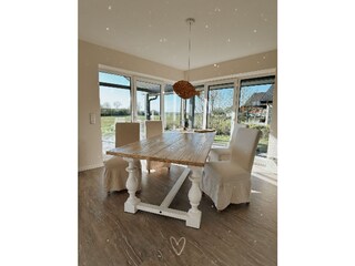 Offene Wohnküche mit Kamin