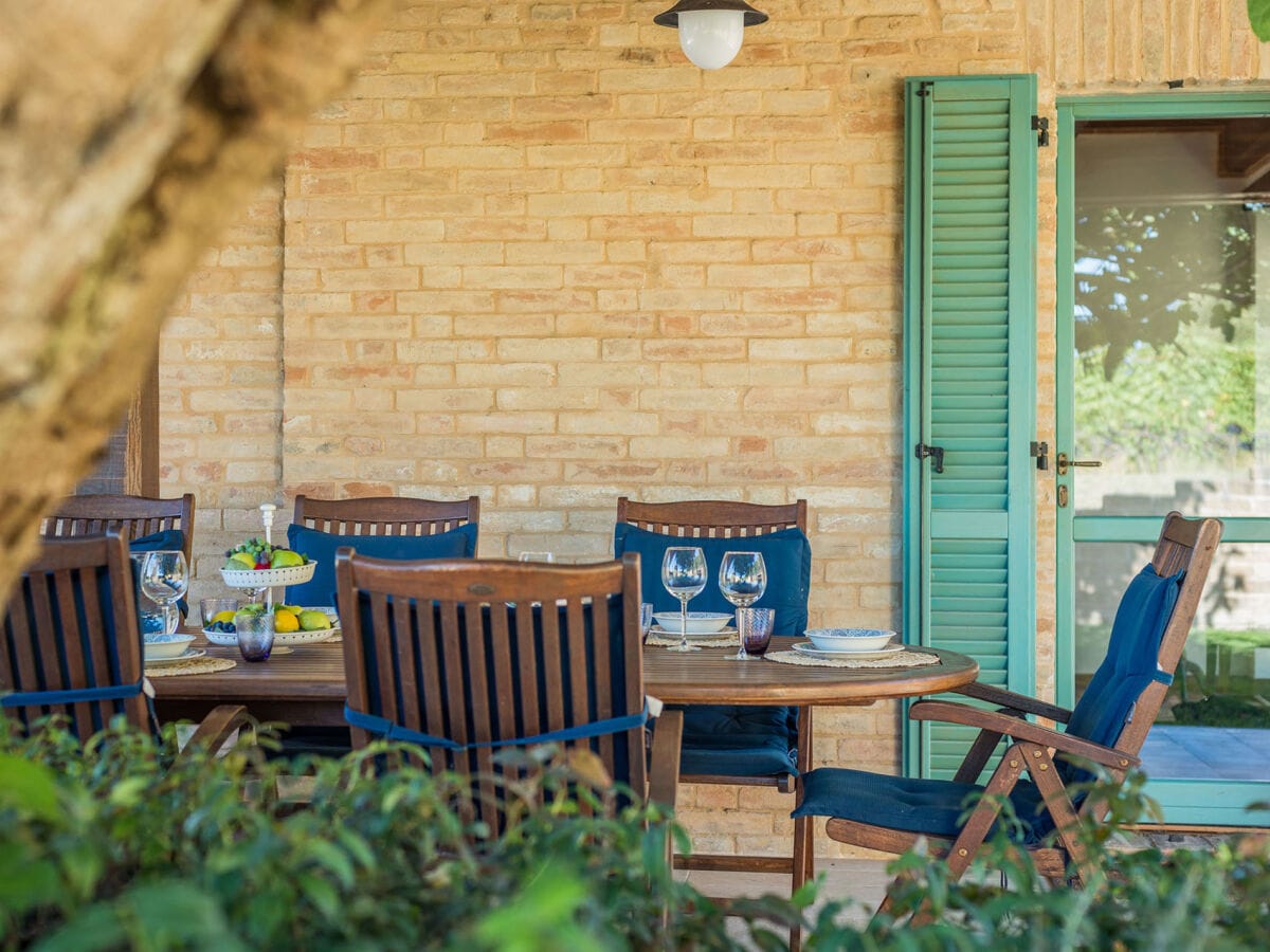 Casale Vigneto - Veranda mit Tisch und Stühlen