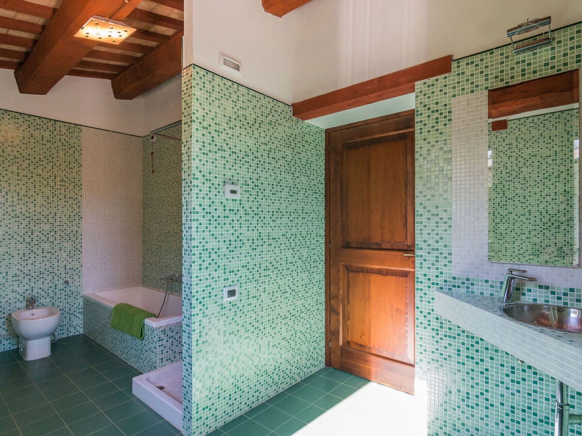 Casale Vigneto - Badezimmer mit Dusche und Badewanne