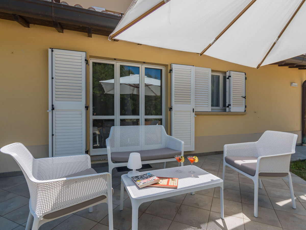 Villa Selene - Veranda mit Outdoor-Tisch und Stühlen