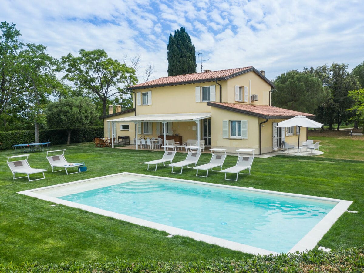 Villa Selene - Swimmingpool umgeben von Sonnenliegen