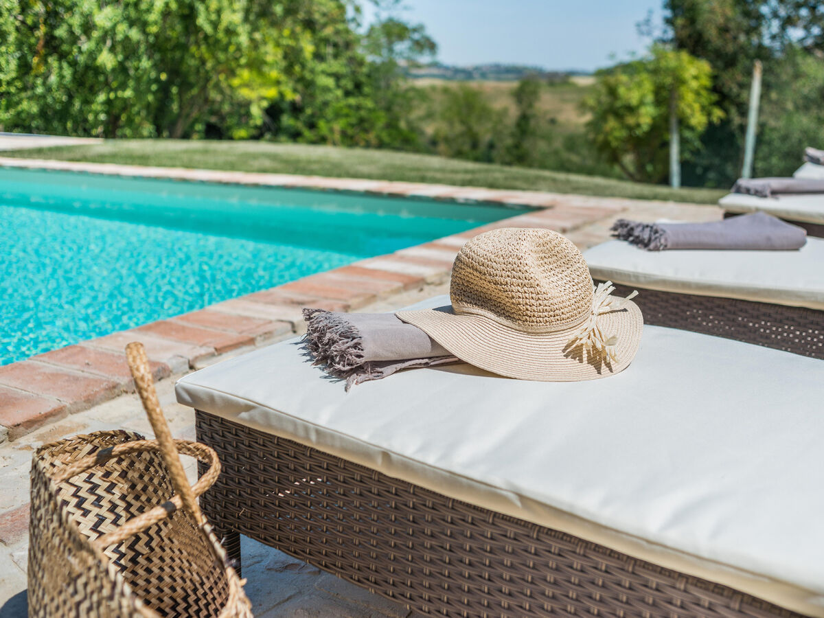 Villa Malu - Pool mit Sonnenliegen und Sonnendach