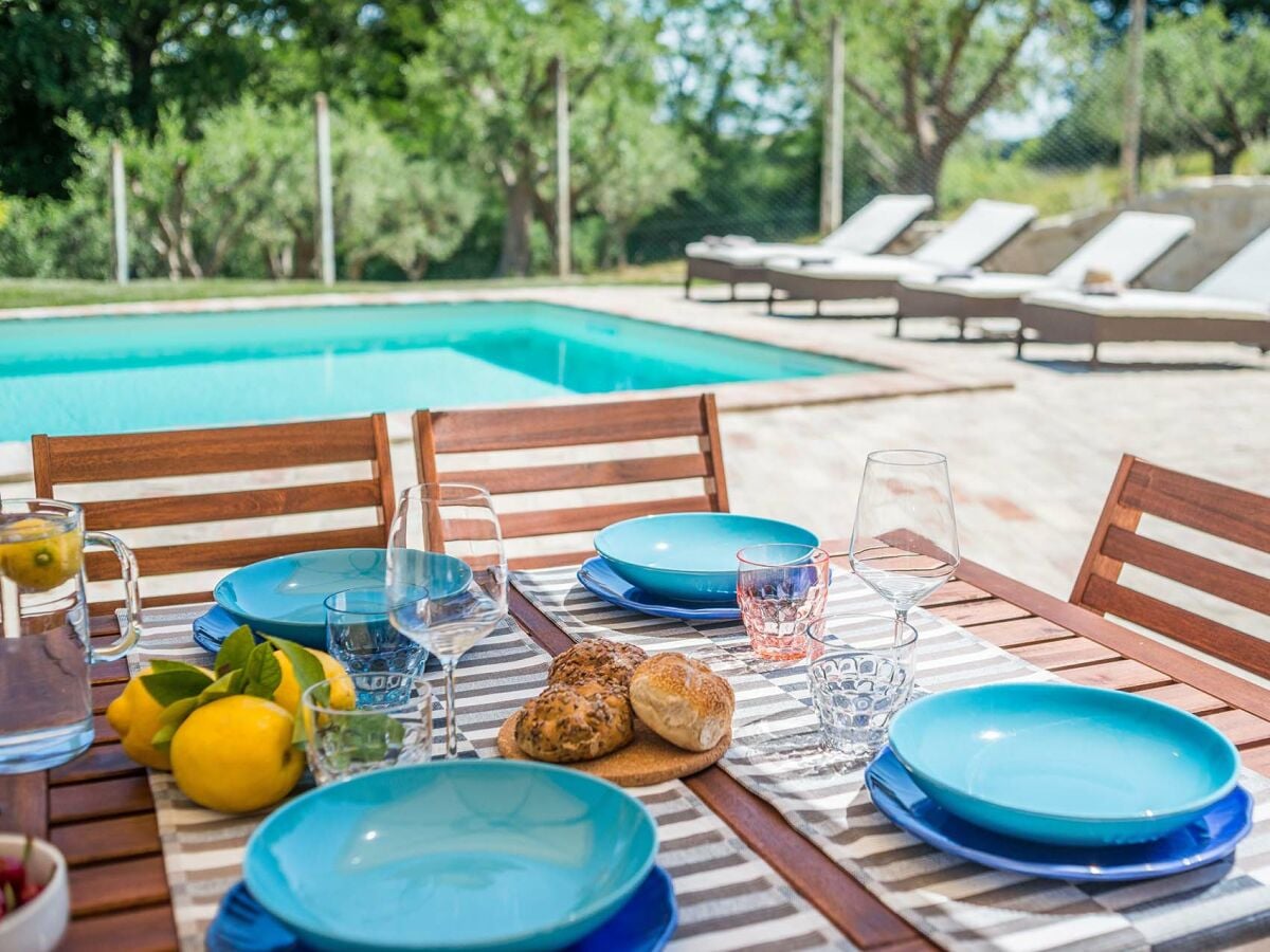 Villa Malu - Tisch mit Stühlen für Mahlzeiten im Freien