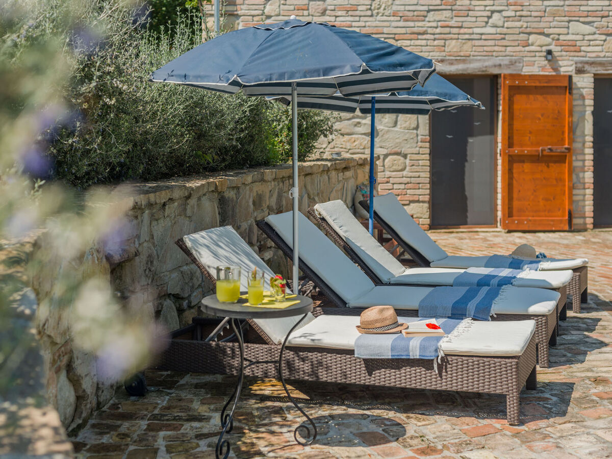 Villa Malu – Pool mit Sonnenliegen und Sonnenschirmen