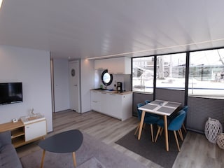 Wohnbereich + Küche Hausboot Fjord Meeresbrise