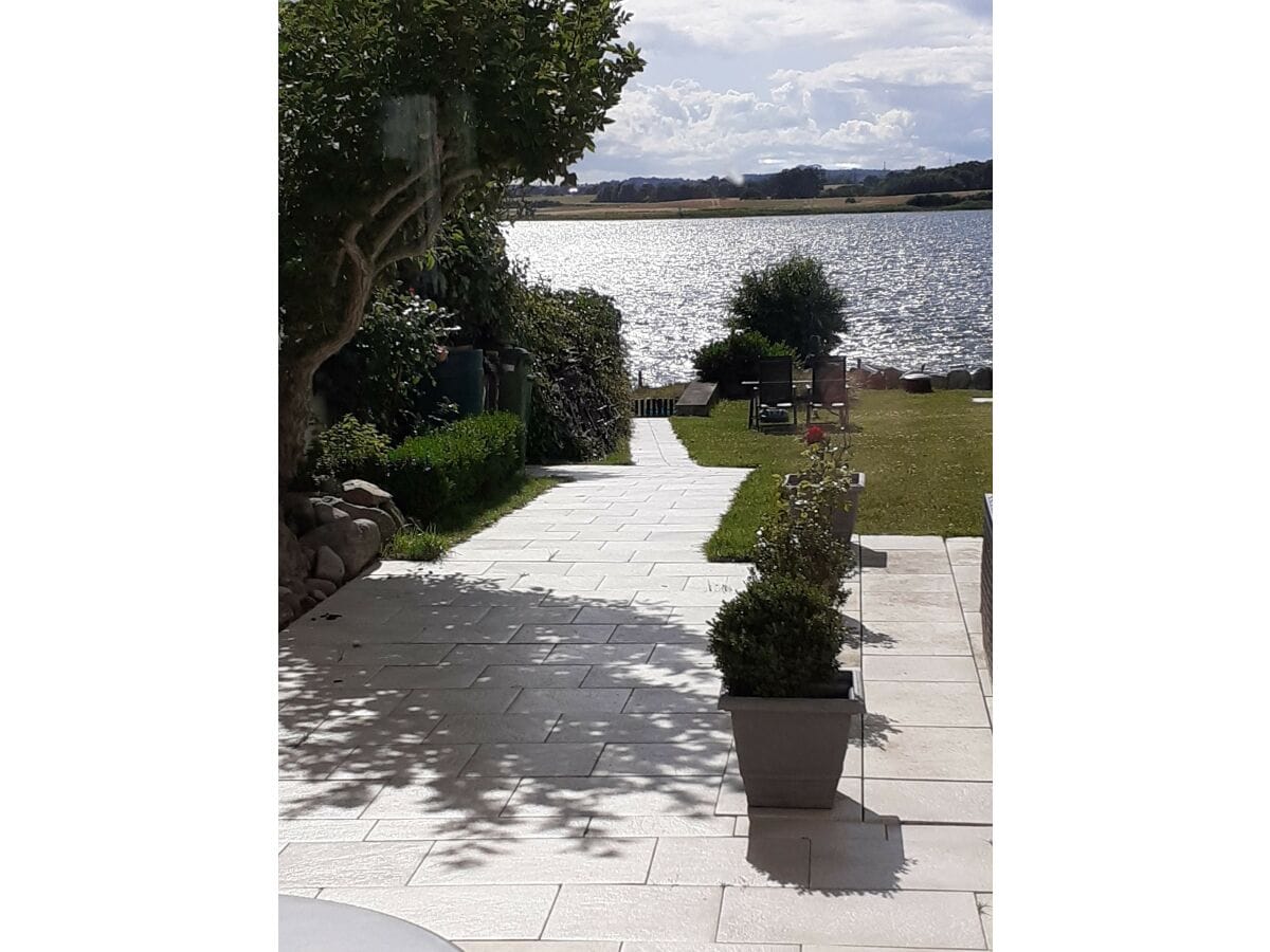 Garten- und Wassersicht von der Terrasse der FW 3