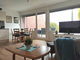 Wohn-Ess-Bereich mit Blick in den Garten