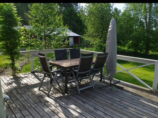 die Terrasse mit wunderschönem Ausblick