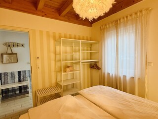 Schlafzimmer Erdgesch. - viel Platz für Ihre Garderobe