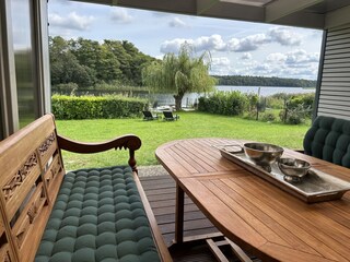 Blick von der Terrasse (überdacht) auf den Garten / See