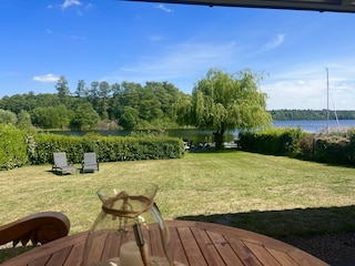 Blick von der Terrasse auf den Garten / See
