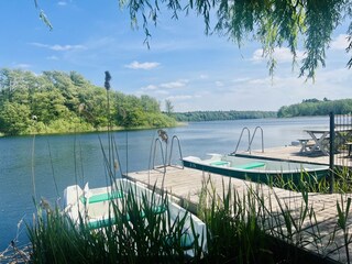 Steg und Ruderboot