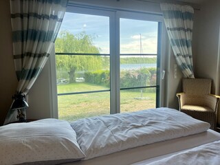 Schlafzimmer E.G. mit Blick auf den See (TV vorhanden)