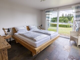 Schlafzimmer EG auf Anfrage Rollstuhl geeignet