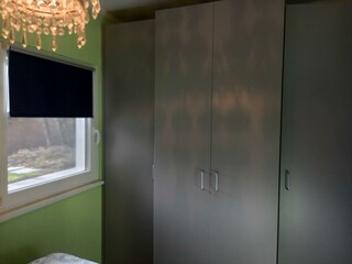 Kleiderschrank mit Koffer-Stauraum Schlafzimmer 1