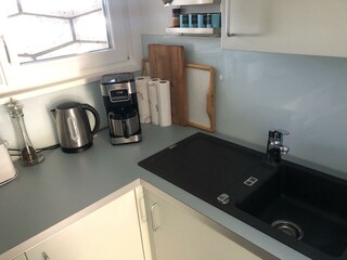 Teil der Küche mit Spüle