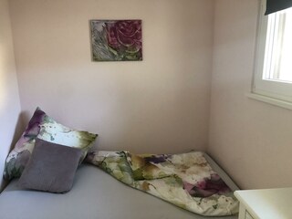 Schlafzimmer 2; 2 m x 1,20 m breit