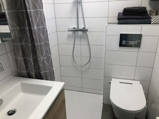 Bad mit Clean-WC und Regendusche