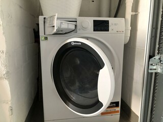 Waschmaschine in der Garage