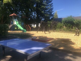 Öffentlicher Spielplatz direkt neben dran.