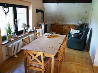 Eßzimmer mit Kaminofen