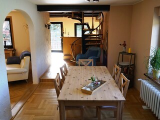 Eßzimmer mit Blick zu Küche u. Balkon