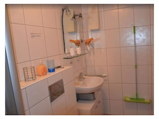 Bad mit Dusche u. WC