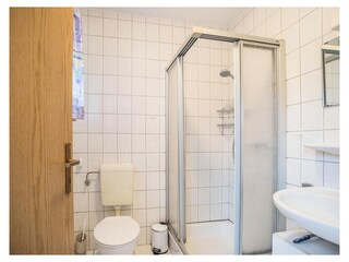 Bad mit Dusche und WC