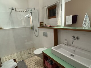 Badezimmer mit Regendusche