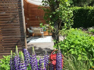 Südost ausgerichtete Terrasse in Gartenlage