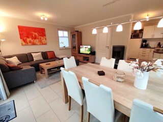 Essbereich mit Blick auf  die Wohnlandschaft