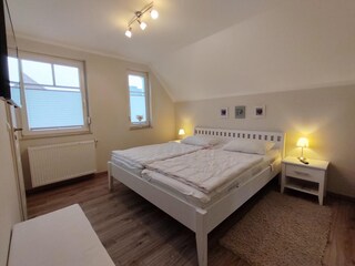 Schlafzimmer 1 mit Doppelbett und TV