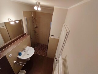 Gäste-WC mit Dusche im Erdgeschoss