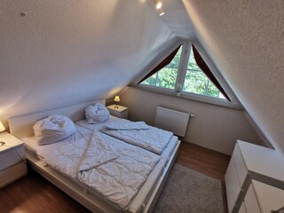 Doppelbett im 4. Schlafzimmer im Dachgeschoss