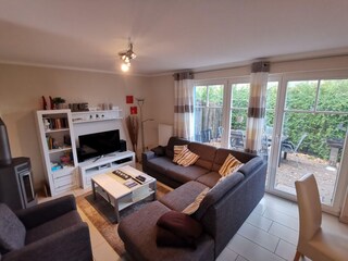 offenes, heles Wohnzimmer mit gemütlicher Sitzlandschaft