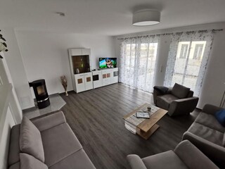 Wohnzimmer mit Kamin und SAT-TV